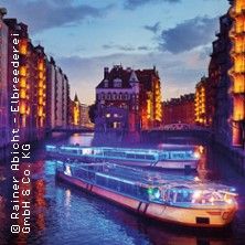 Abendliche Lichterfahrt, © links im Bild