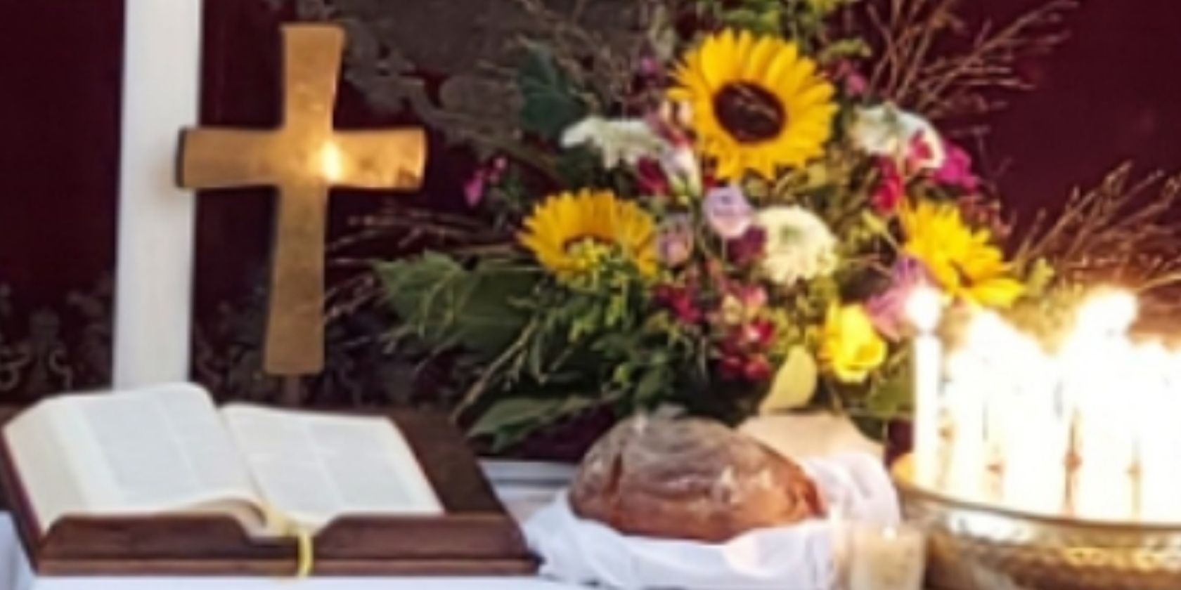 Altar mit Brot, Blumen, Kerze, Kreuz, Bibel, &copy; &copy;Sabine Chr. L&uuml;bke