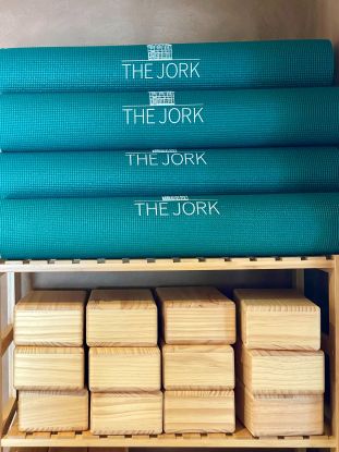 Yoga bei THE JORK &ndash; Deine Barfu&szlig;oase der Achtsamkeit - Dynamischer Vinyasa Flow, &copy; The Jork
