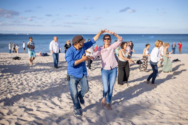 Salsa on the beach 2022 © www.luebecker-bucht-ostsee.de(3), © TALB