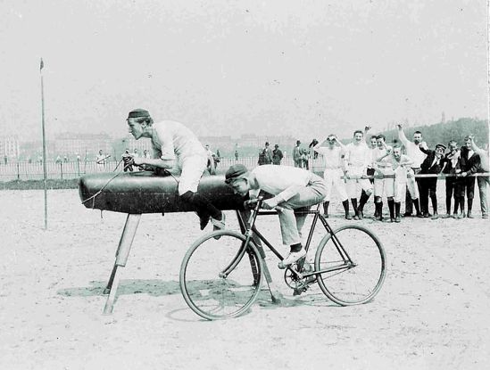 Sport und Vergn&uuml;gen auf dem Heiligengeistfeld 1903, &copy; St. Pauli-Archiv