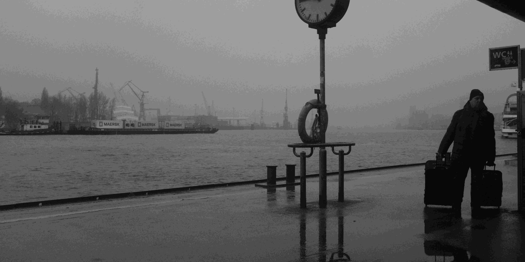 Mann mit zwei Koffern, &copy; Marc Wortmann