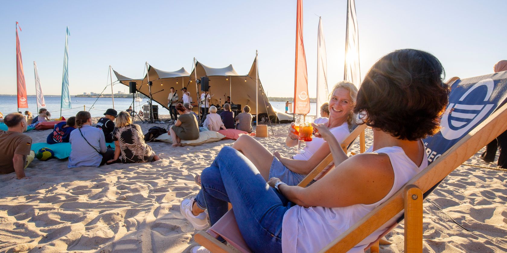 Musik im Strandkorb Neustadt in Holstein 2022 Frauen sto&szlig;en an &copy; TALB Christian Schaffrath, &copy; TALB