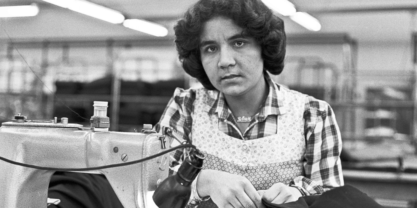 MK&G_Fr&uuml;herHiessenWirGastarbeiter_MuhlisKenter_N&auml;herin_in_Textilfabrik_1980_c_MuhlisKenter, &copy; Muhlis Kenter, N&auml;herin in einer Textilfabrik, Alsdorf bei Aachen, 1980,  Muhlis Kenter