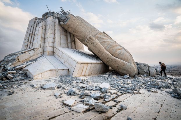 Dayr Atiyah: Am 9.12.2024, einen Tag nach dem Sturz des Regimes, wurde die gr&ouml;&szlig;te Statue von Hafis al-Assad zum Einsturz gebracht., &copy; Lutz J&auml;kel