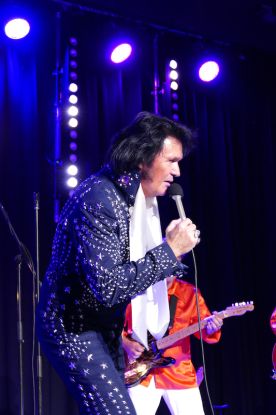 RIO THE VOICE OF ELVIS mit Band und Chor, Quelle: Reservix