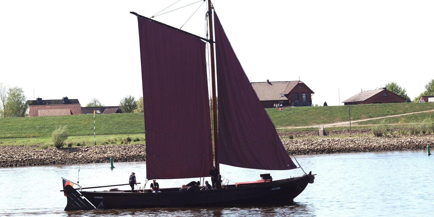 Uns Ewer unter Segeln auf der Elbe, &copy; vierlanden-ewer.de