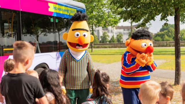 hvv Familientag mit Ernie & Bert Vor MDA, &copy; hvv / Frank Siemers