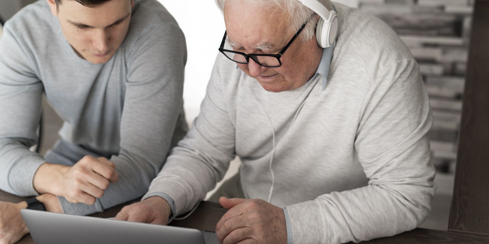 grand-parent-learning-use-digital-divice, © Freepik