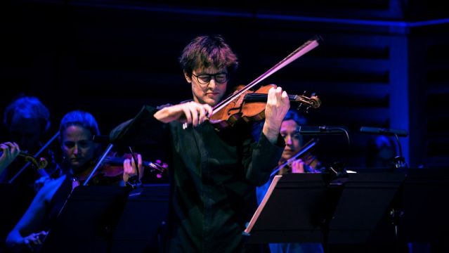 O/Modernt / VOCES8 Scholars / Hugo Ticciati, &copy; Matthew Johnson