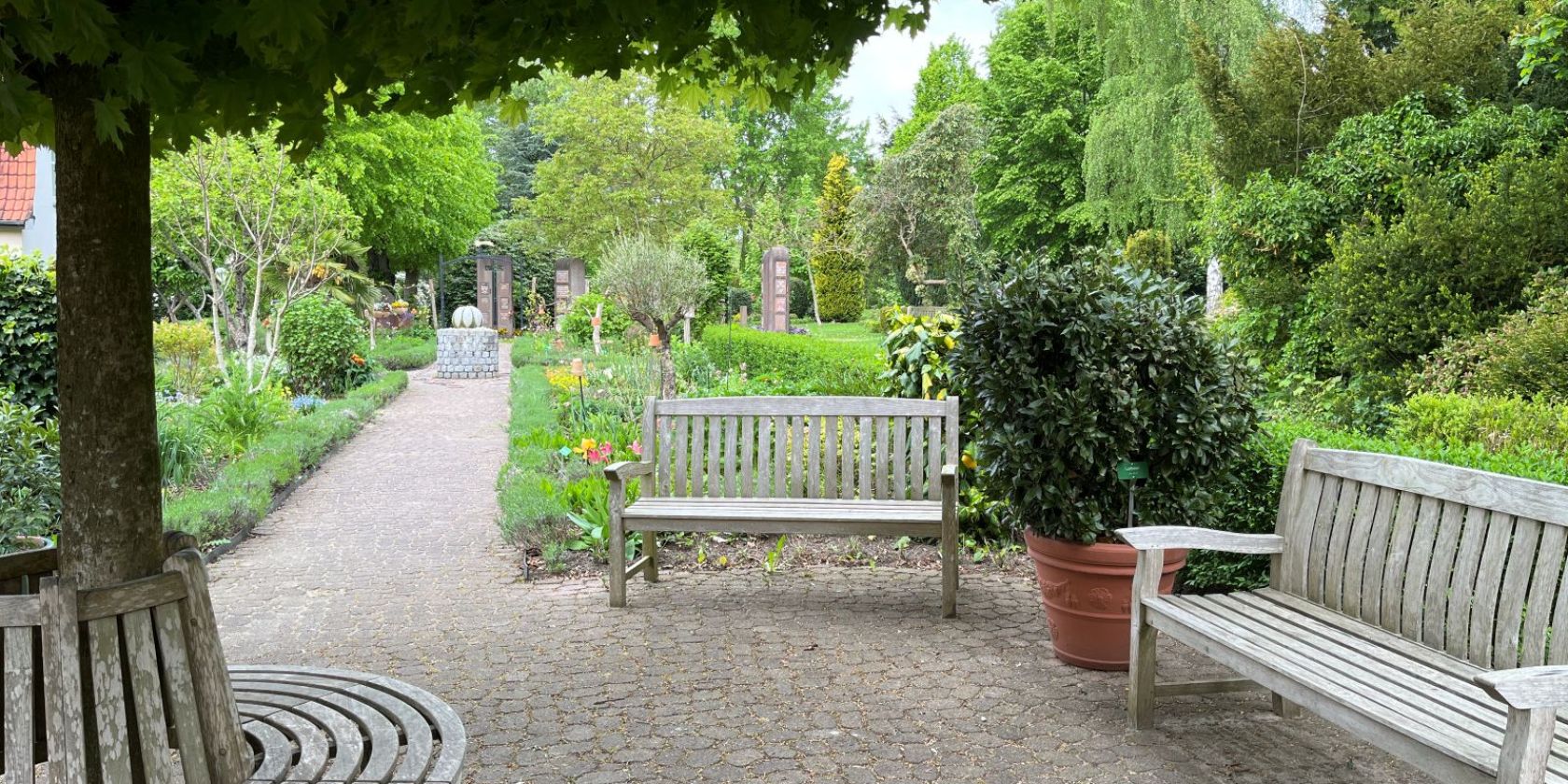 Darf mit Leben gef&uuml;llt werden: die Begegnungsbank am Bibelgarten, &copy; Cornelia Prepernau