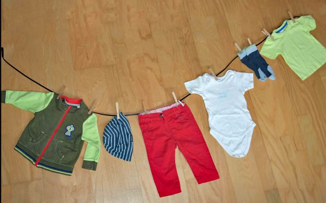 W&auml;scheleine mit aufgeh&auml;ngter Kinderbekleidung, &copy; Daniela Steinke