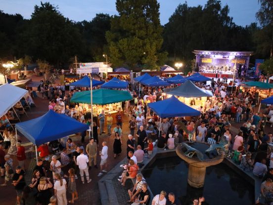 Abendlicher Blick aufs Weinfest, © Sandra Krumbiegel