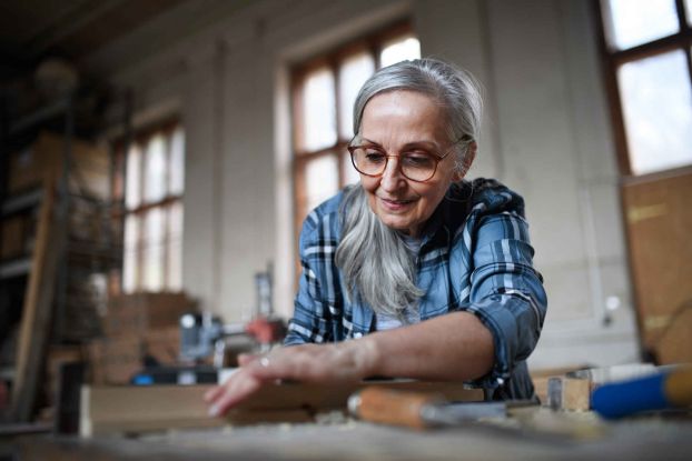 50j&auml;hrige Frau bei handwerklicher Arbeit, &copy; Foto: gettyimages/Halfpoint Images