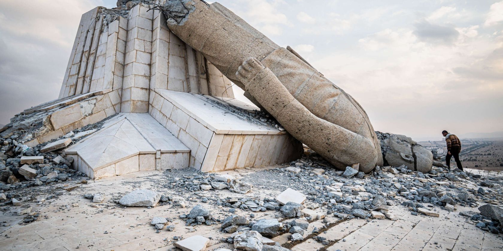 Dayr Atiyah: Am 9.12.2024, einen Tag nach dem Sturz des Regimes, wurde die gr&ouml;&szlig;te Statue von Hafis al-Assad zum Einsturz gebracht., &copy; Lutz J&auml;kel