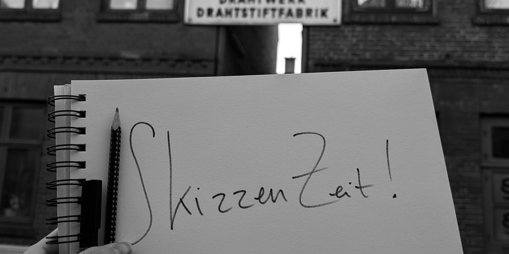 Ein Skizzenblock vor dem historischen Geb&auml;ude des Stadtteilarchiv Ottensen e.V. fr&uuml;her Drahstiftefabrik J.D. Feldtmann, &copy; Stadtteilarchiv Ottensen e.V./ Pia Zielke