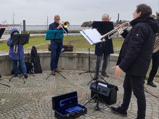 Bläserkreis an der Elbe, © Renate Ott-Filenius