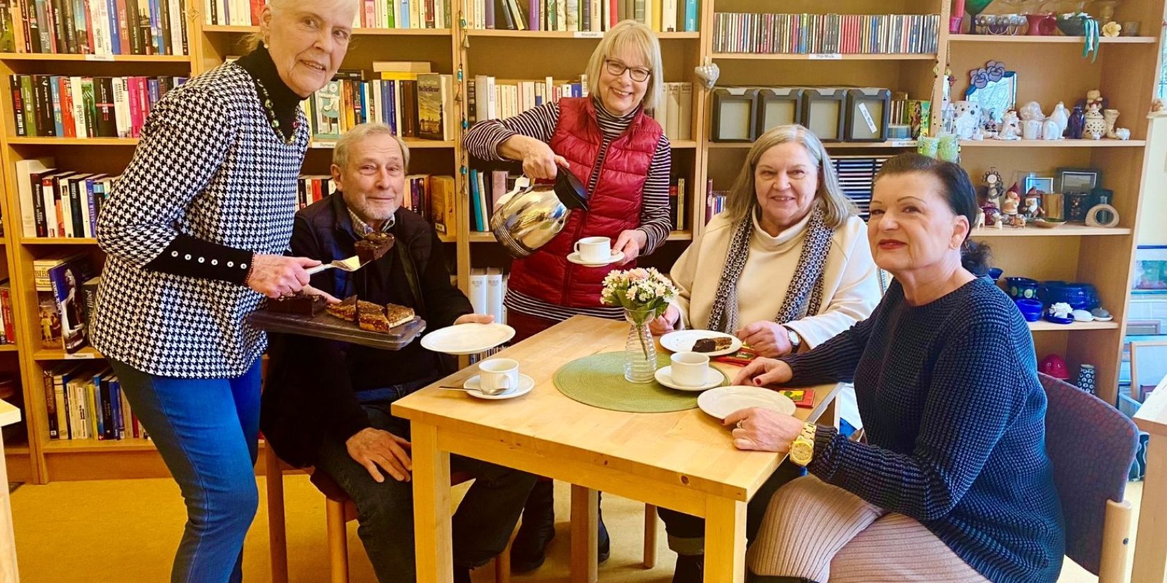 Flohmarktcaf&eacute; am Samstag, &copy; Renate Endrulat
