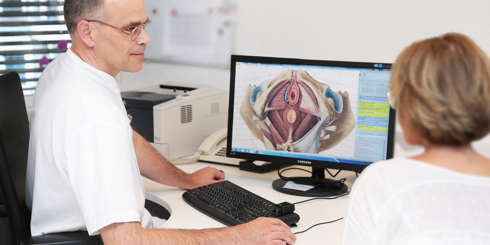 Dr. Neuss im Gespr&auml;ch mit einer Patientin, &copy; Agaplesion Bethesda Krankenhaus Bergedorf
