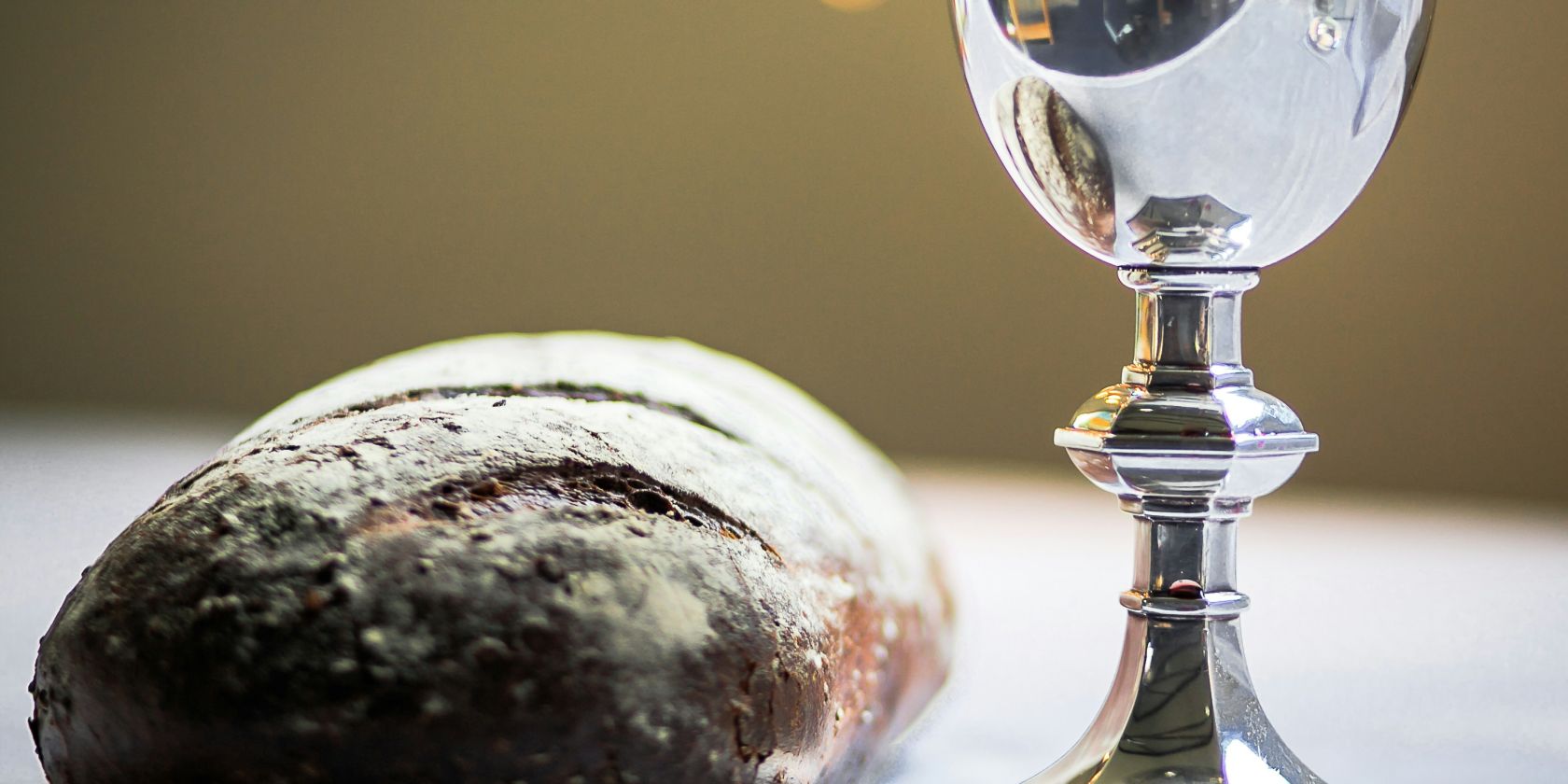 Kelch und Brot, &copy; Foto von James Coleman auf Unsplash