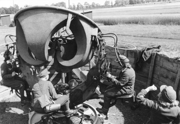 Flakhelferinnen am Horchgerät, © Bundesarchiv_Bild_101I-674-7757-09