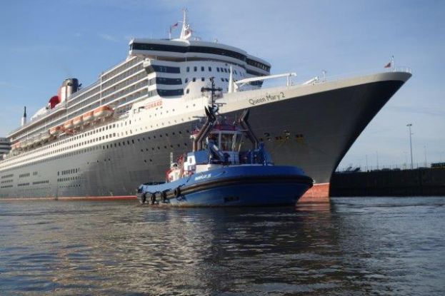 QM2 mit Schlepper vorne - Foto Hans-Jürgen Müller, © Hans-Jürgen Müller