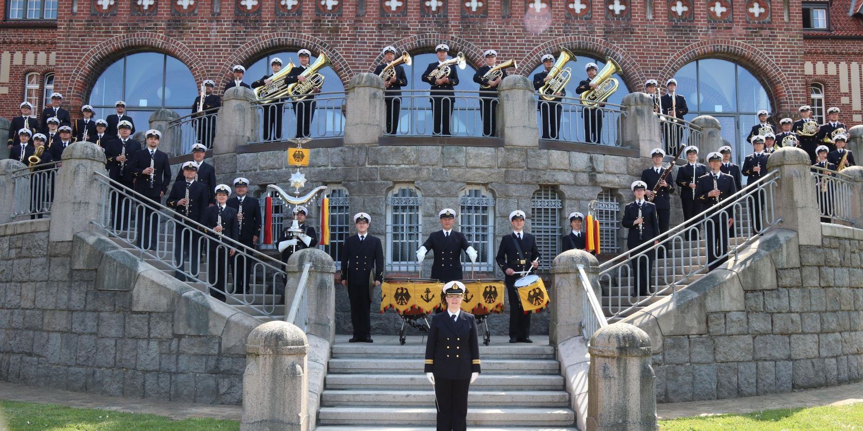 Marinemusikkorps Kiel vor historischem Geb&auml;ude, &copy; Marinemusikkorps Kiel