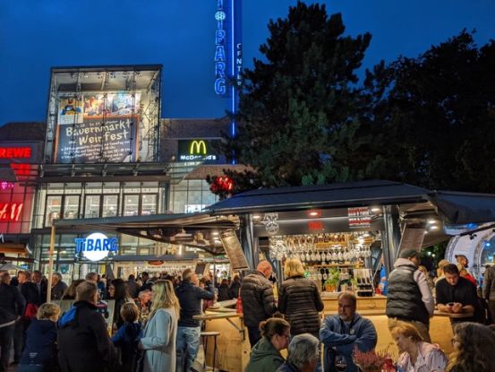 Der Bauernmarkt mit Weinfest und Sonntags&ouml;ffnung auf dem Tibarg, &copy; Petra Fischer