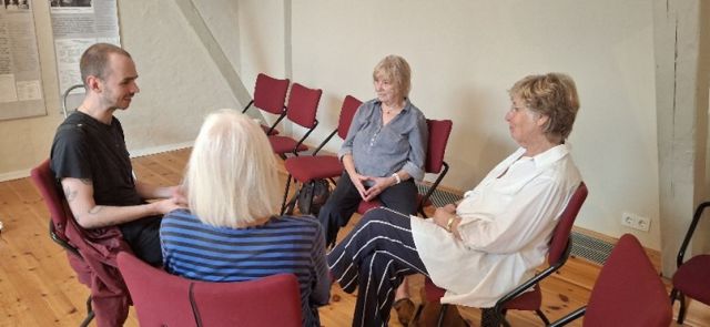 Vier Menschen beim "Sprechen und Zuh&ouml;ren", &copy; Antje Hinz