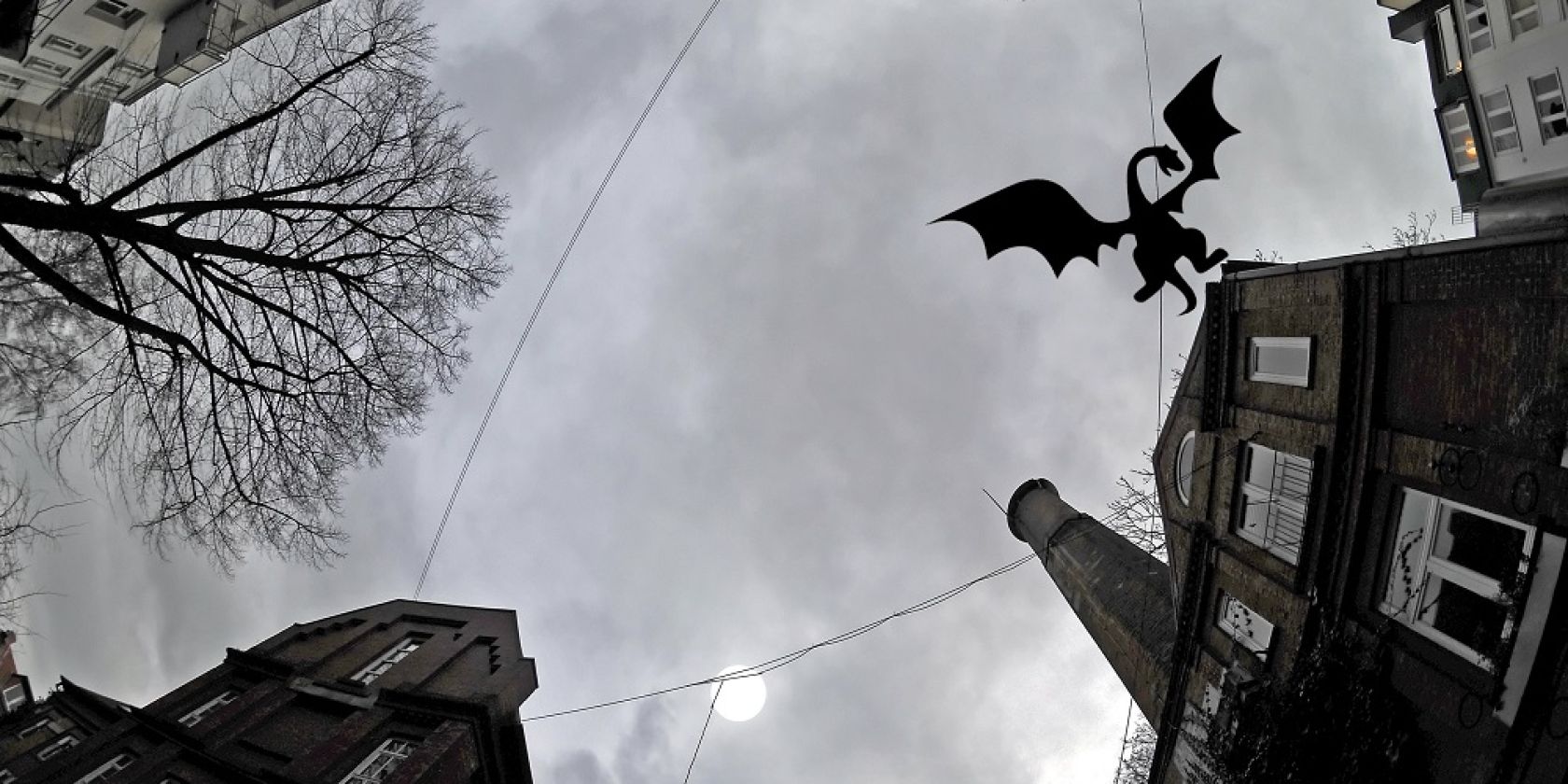 Hinterhof in Hamburg-St. Georg - Wohnt hier der Drache?, &copy; Matthias Kr&uuml;ttgen