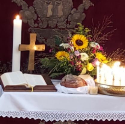 Altar mit Brot, Blumen, Kerze, Kreuz, Bibel, &copy; &copy;Sabine Chr. L&uuml;bke