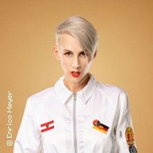 Lisa Eckhart - Kaiserin Stasi die Erste, © links im Bild