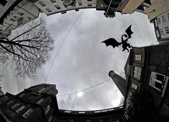 Hinterhof in Hamburg-St. Georg - Wohnt hier der Drache?, © Matthias Krüttgen