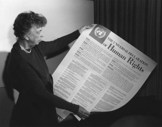 Eleanor Roosevelt, Vorsitzende der UN-Menschenrechtskommission, hält ein Poster der Erklärung der allgemeinen Menschenrechtsklärung im November 1949, © FDR Presidential Library & Museum / CC BY 2.0.