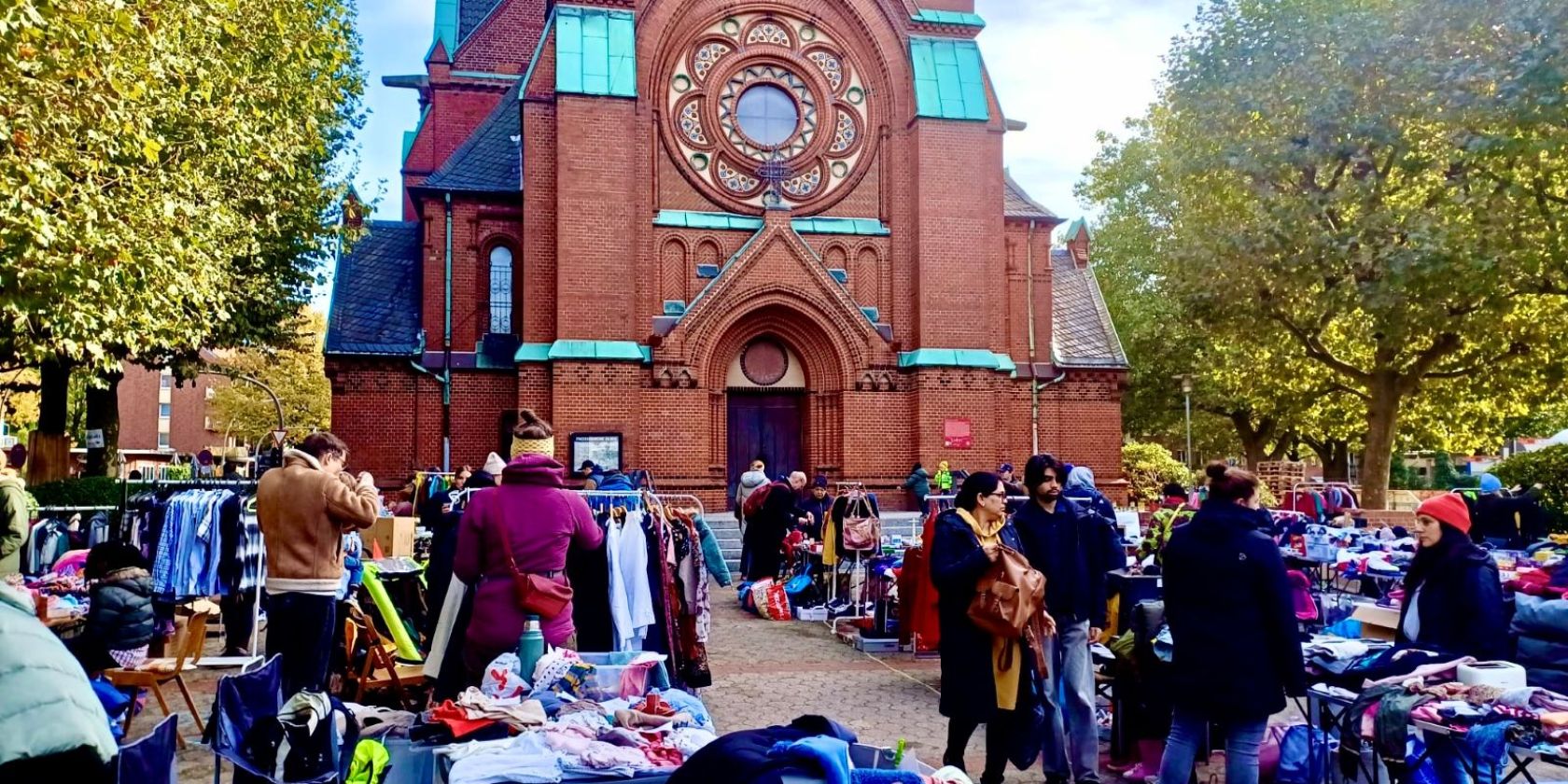 Flohmarkt auf dem Kirchplatz, &copy; Gerd Eisentraut