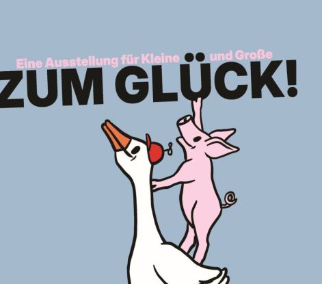 Ein rosa Schweinchen steht auf dem R&uuml;cken einer Gans mit rotem Propellerhut. Es greift nach dem "&Uuml;" im Wort Gl&uuml;ck., &copy; Stadtmuseum Pinneberg / Illustration: Stella Schiffczyk