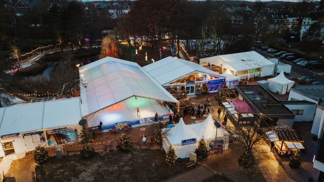 eiswelt-scharbeutz-2024-drohnenaufnahme-eisbahn-talb-christian-schaffrath2, &copy; TALB @Christian Schaffrath