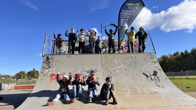 Kinder und Jugendliche beim Waveboard- und Scooterkurs im Skatepark. Spielerisches Lernen von Gleichgewicht, Fahrtechnik und ersten Tricks unter Anleitung der Learn & Fun Academy., &copy; Jannis Stemayer-Learn & Fun Academy