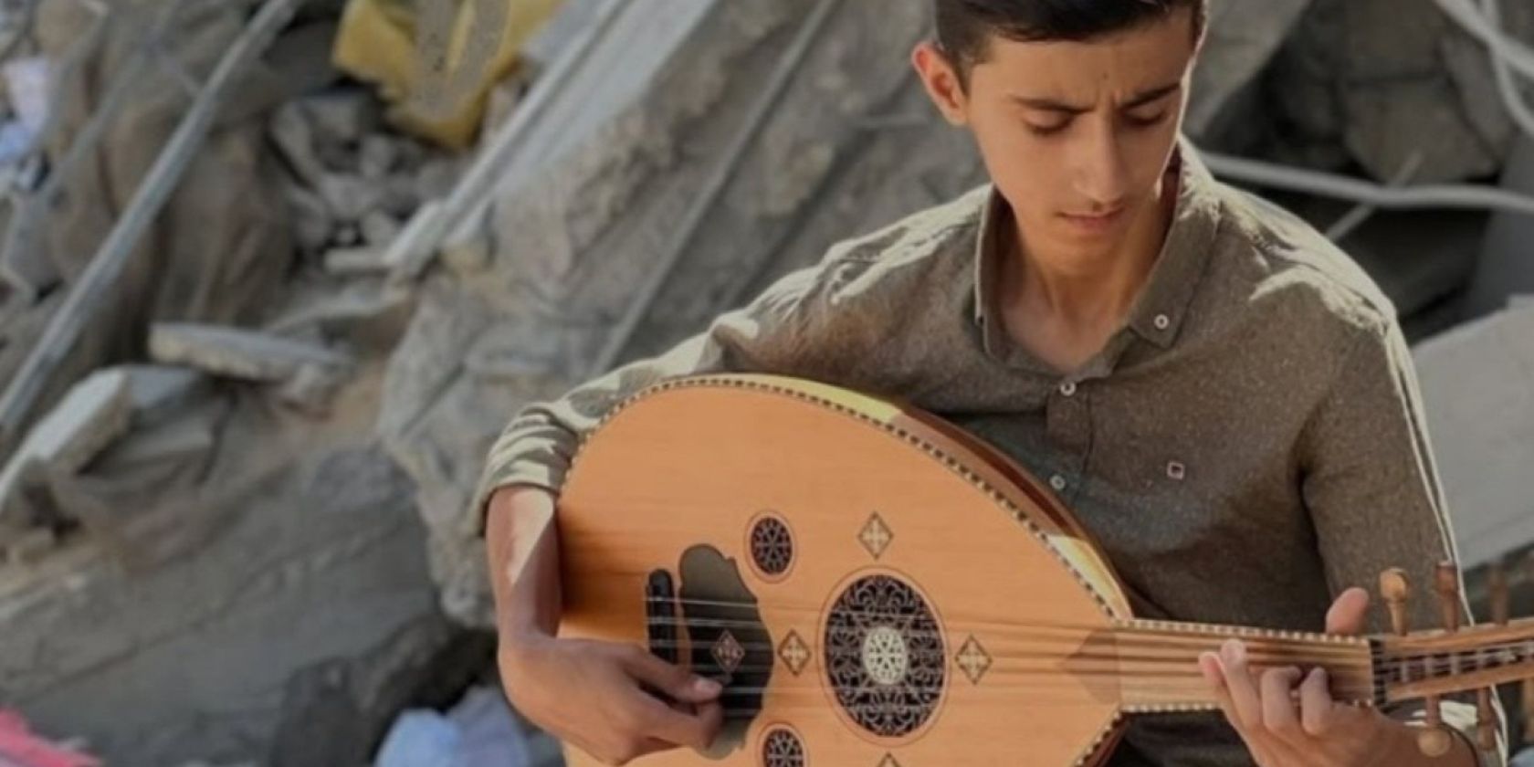 Samih Al-Madhoun findet Hoffnung darin, inmitten der Tr&uuml;mmer in Gaza weiter zu singen., &copy; Courtesy of Samih Al-Madhoun