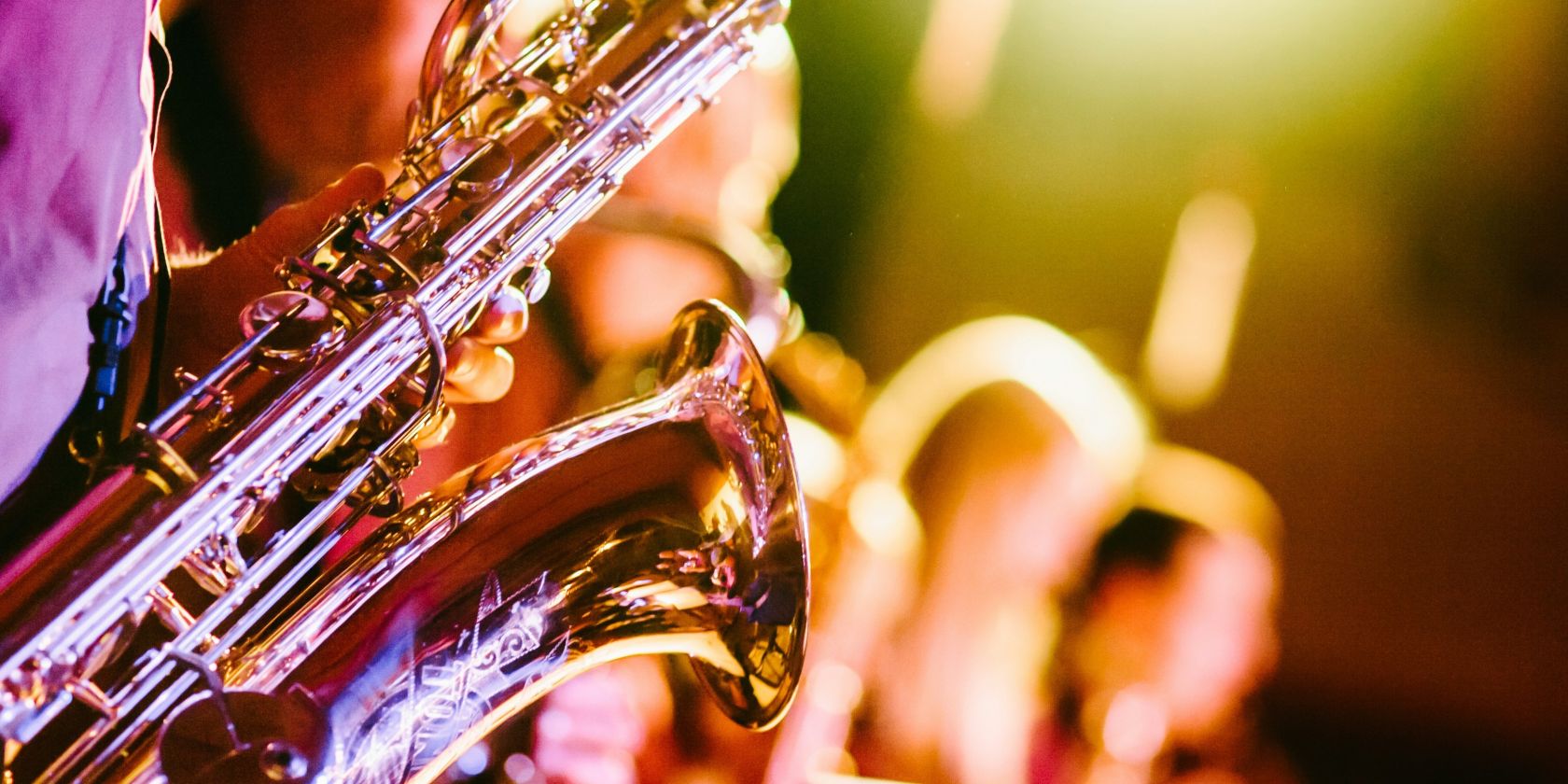 Person die Saxophon spielt, &copy; Foto von Jens Thekkeveettil auf Unsplash