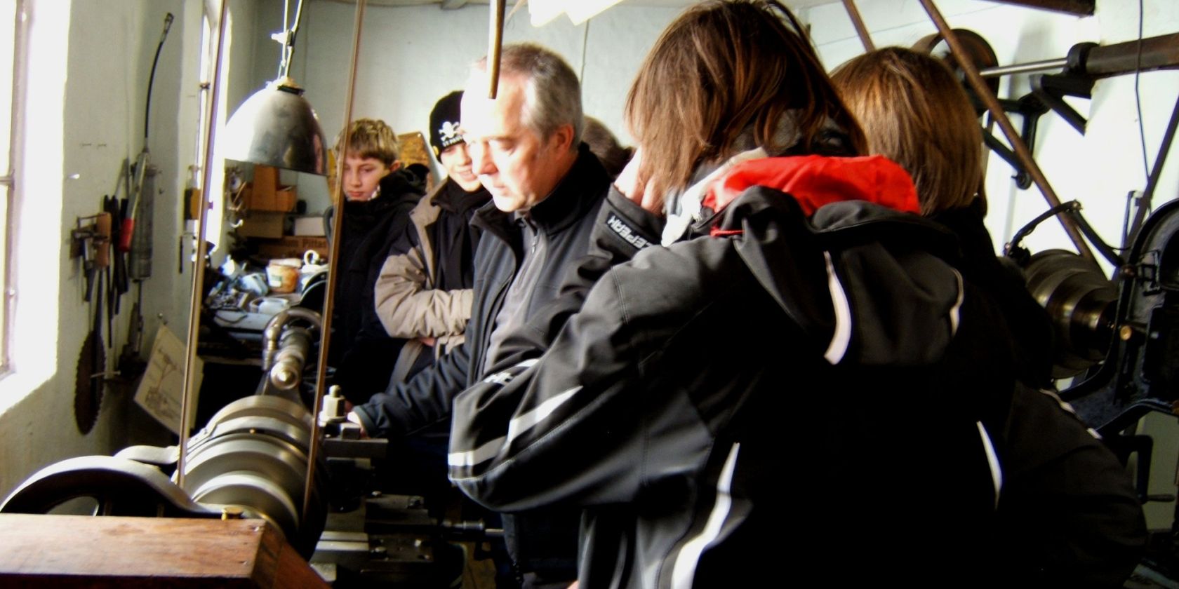 Besucher in der historischen Betriebsschlosserei der ehemaligen Drahtstifte-Fabrik, 2011, &copy; Stadtteilarchiv Ottensen