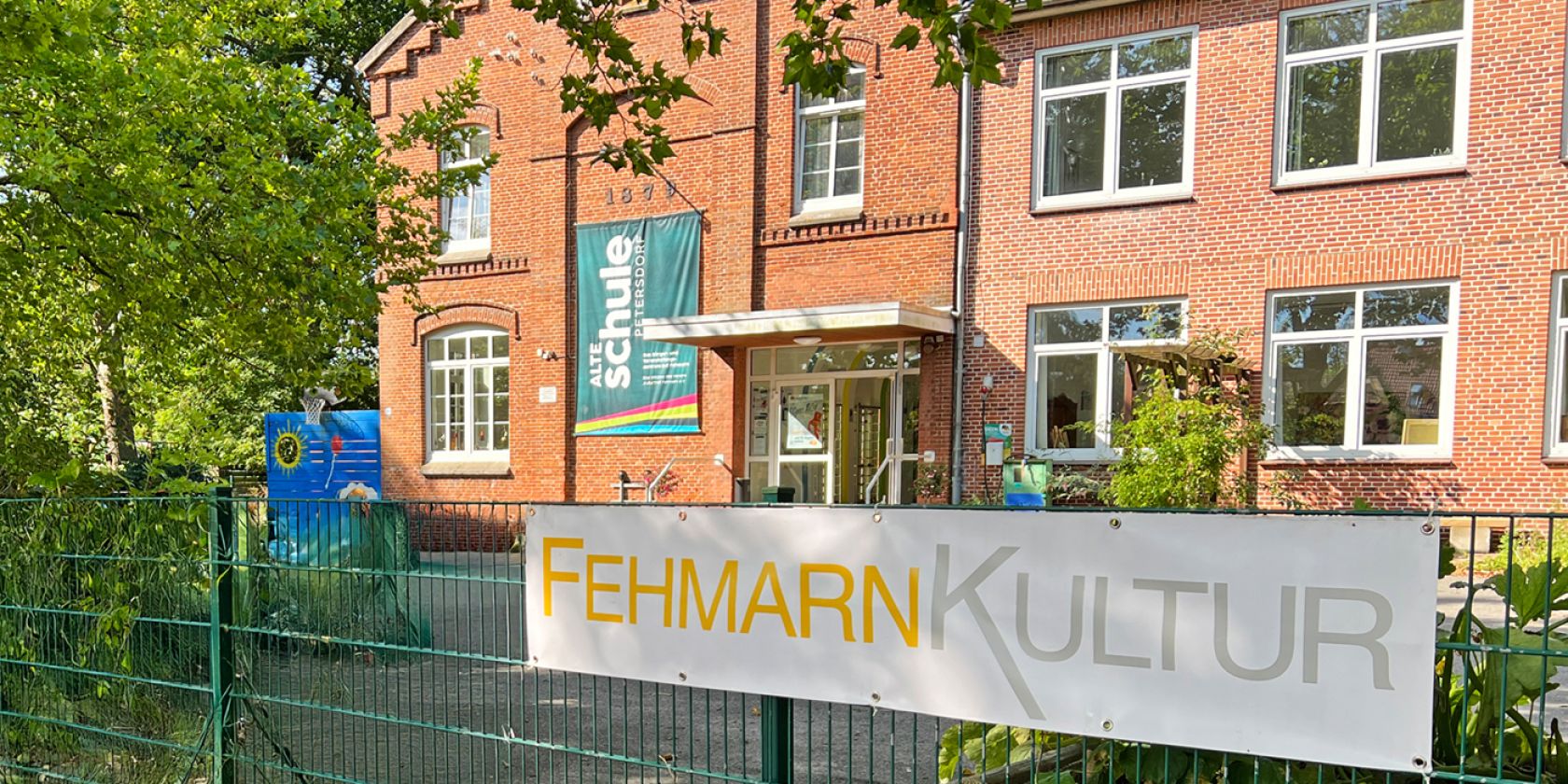 Das FehmarnKultur-Event findet in der Alten Schule Petersdorf statt., &copy; Claudia Czellnik