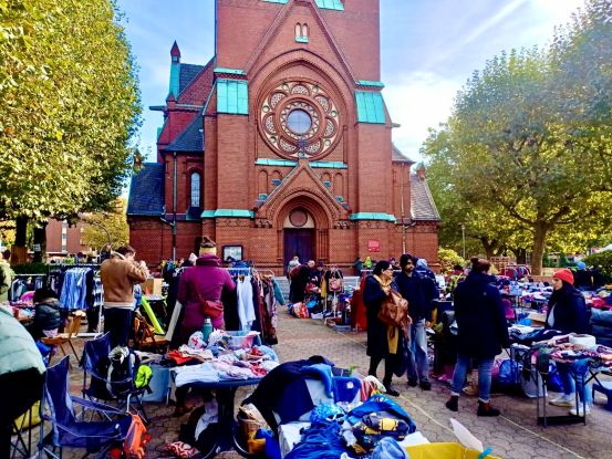 Flohmarkt auf dem Kirchplatz, &copy; Gerd Eisentraut