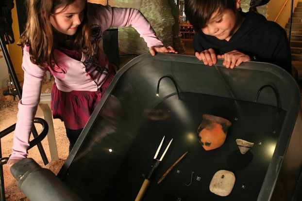 Kinder auf Spurensuche in der Ausstellung, © Archäologisches Museum Hamburg
