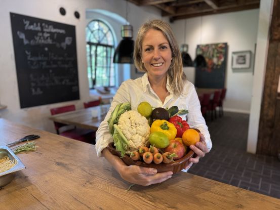 Initiatorin Caroline von Schwerin mit Gem&uuml;sekorb