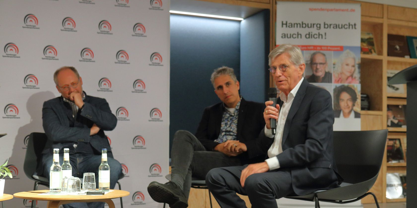 Die Veranstaltungsreihe Treffpunkt Rathauspassage des Hamburger Spendenparlaments findet zweimal im Jahr zu sozialen Themen und Projekten statt., &copy; Hamburger Spendenparlament