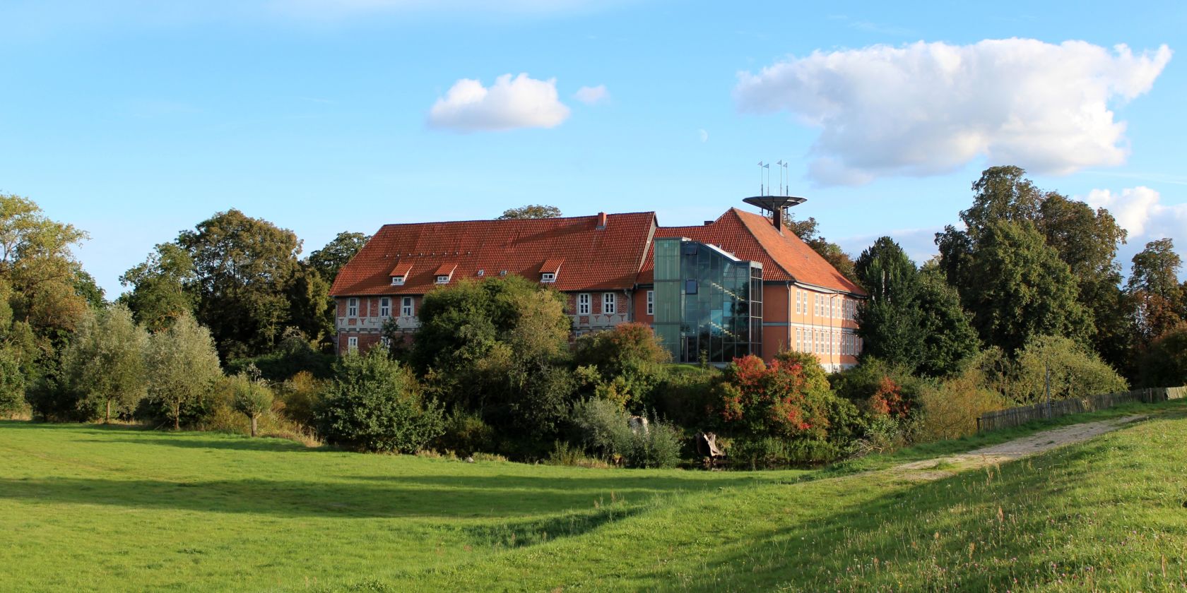 es-110-390-schloss-mit-glastreppenhaus-turm-von-schlosswiese_5, &copy; Biosphaerium Elbtalaue GmbH
