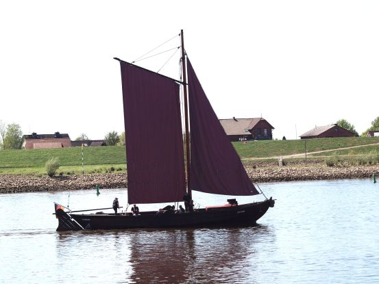 Uns Ewer unter Segeln auf der Elbe, &copy; vierlanden-ewer.de