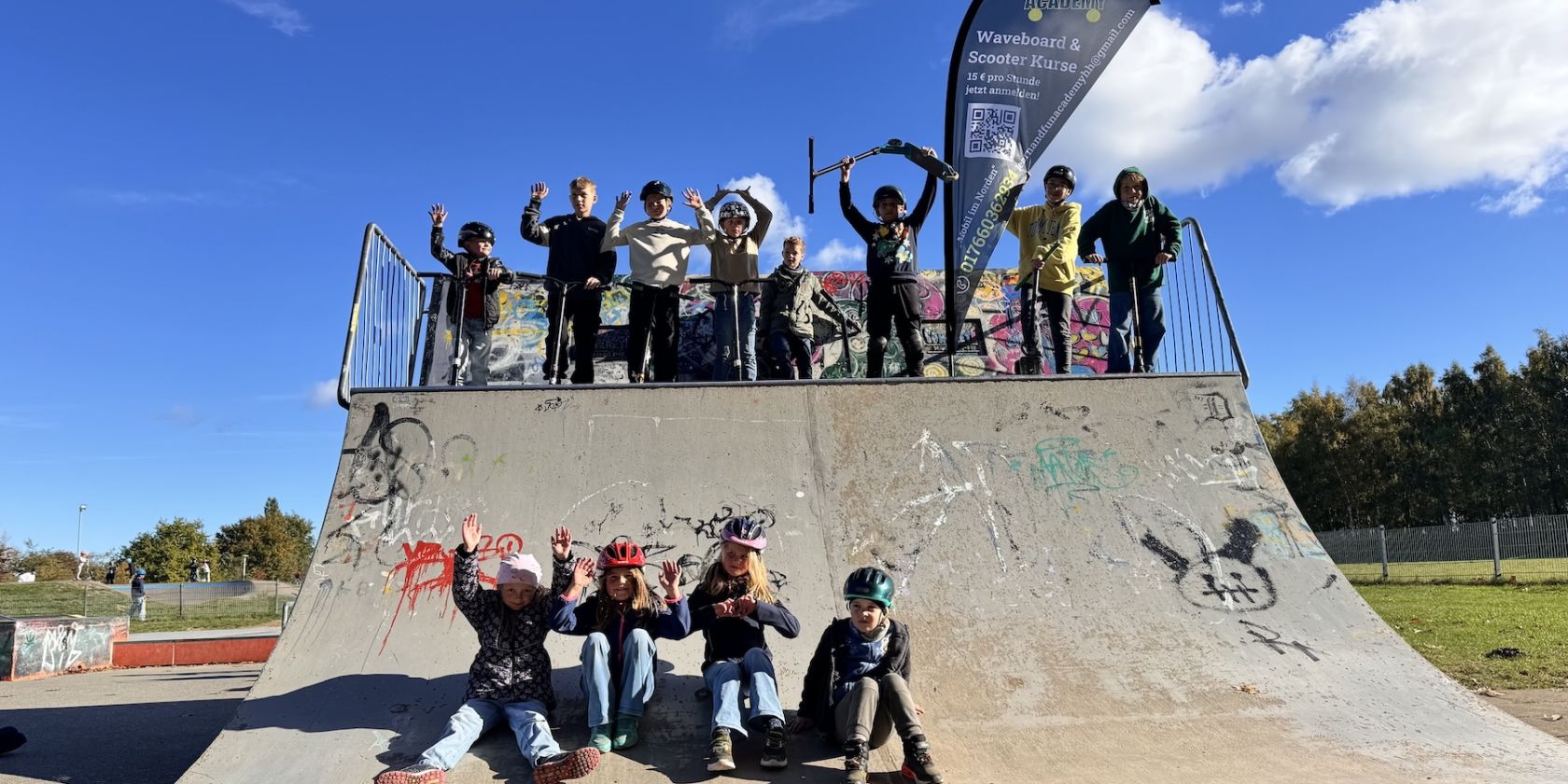 Kinder und Jugendliche beim Waveboard- und Scooterkurs im Skatepark. Spielerisches Lernen von Gleichgewicht, Fahrtechnik und ersten Tricks unter Anleitung der Learn & Fun Academy., &copy; Jannis Stemayer-Learn & Fun Academy