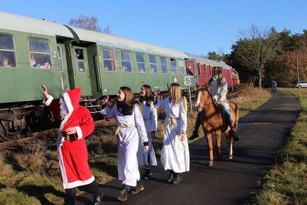Der Nikolaus grüßt den HEIDE-EXPRESS, © Arbeitsgemeinschaft Verkehrsfreunde Lüneburg e.V.